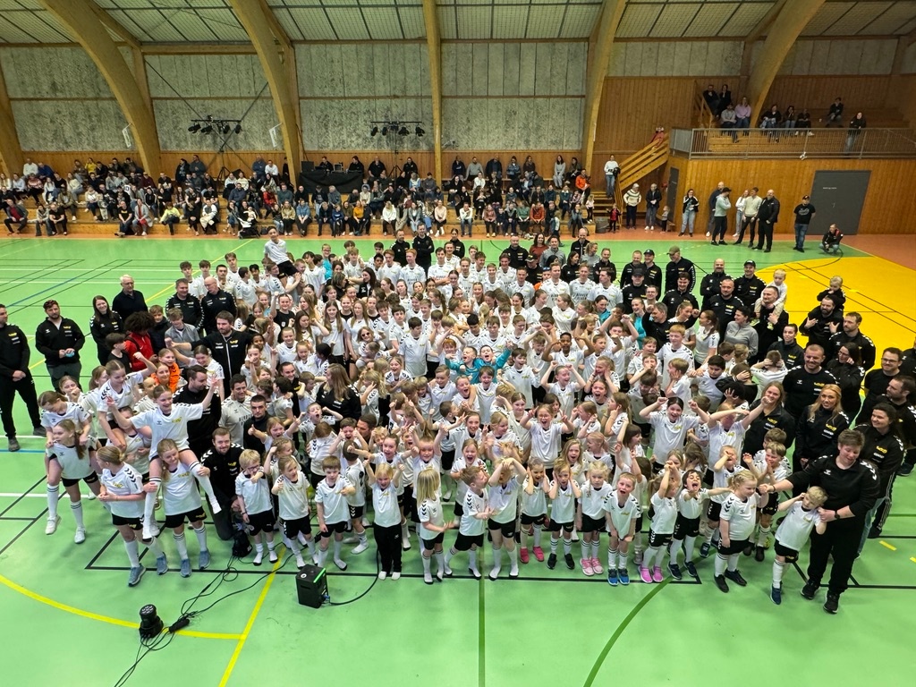 Bilde tatt i forbindelse med årets Kickoff i Frostahallen hvor alle lagene ble presentert.