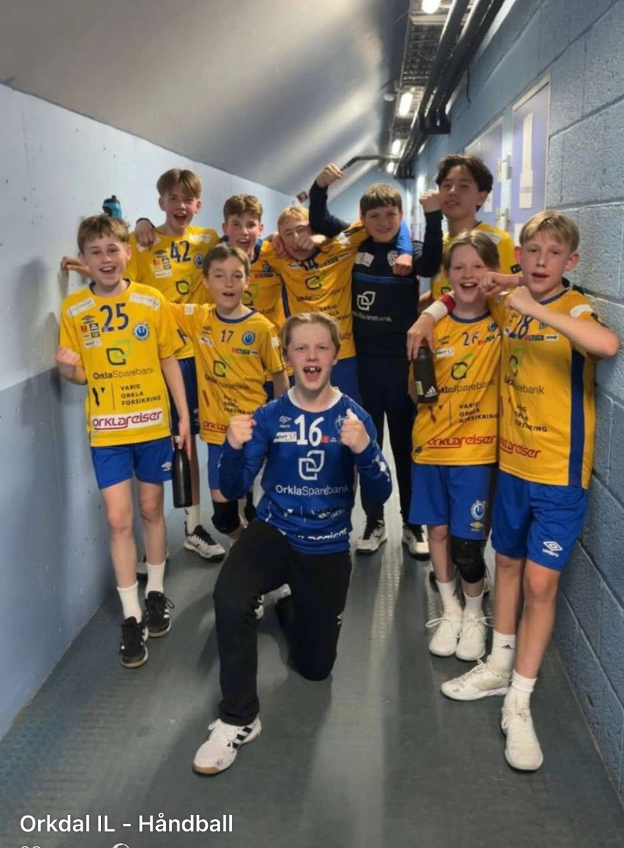 En glad gjeng etter kamp i Baldus-cup 💛💙
Fotograf: Elin Mælen 