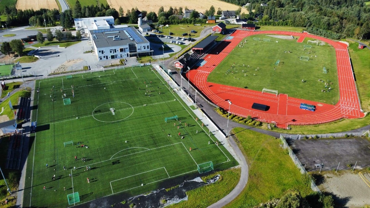 Bildet viser Svenningmoen idrettspark med Overhallagruppen Arena i front, og Svenningmoen friidrettspark i bakgrunnen. 