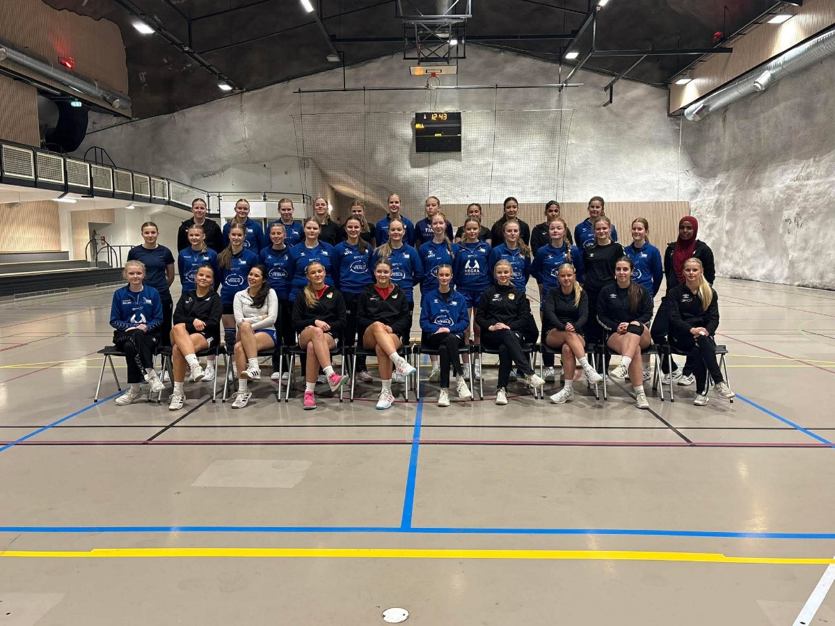 J2010 hos Stjørdals-Blink Håndball og Stjørdal Håndballklubb.
Fotograf; Trener Hanne Haugnes